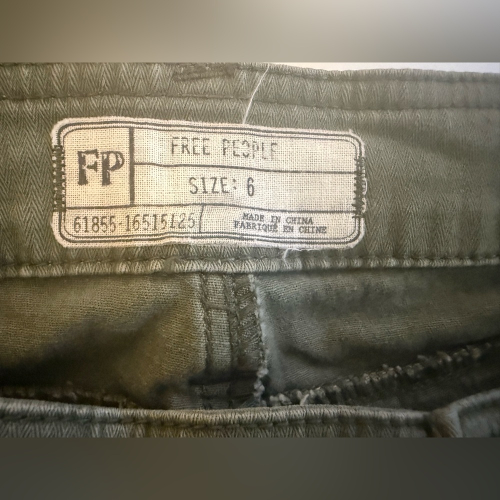 Free People Khaki Green Distressed Cargo Knee Patch Jeans Sz 6 High Rise  Boho - Picture 7 of 9
